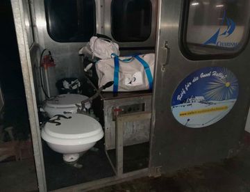 Loren-Transport der Baby Blake Bordtoiletten von der Swan 441