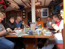 Frühstück im Salon der SY Charisma