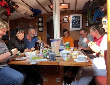 Frühstück im Salon der SY Charisma