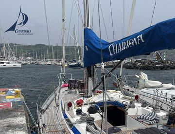 Sicher im Hafen Die CHARISMA liegt in Weltumsegler-Szenerie im Hafen von Horta