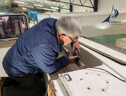 Dirk arbeitet am Teakholz der Swan 441