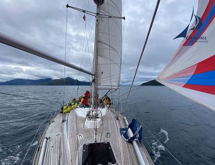Unter Spinnaker durch die Fjordlandschaft
