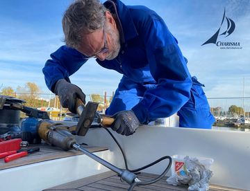 Charisma-Yachttechnik - Demontage Gerd loest das Winschen-Fundament vom Suell