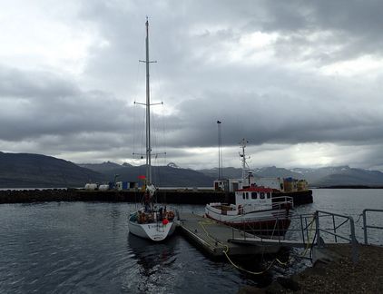 SY Charisma im schützenden Hafen von Breiddalsvik