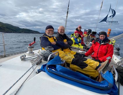 Gut gelaunte Crew im Cockpit