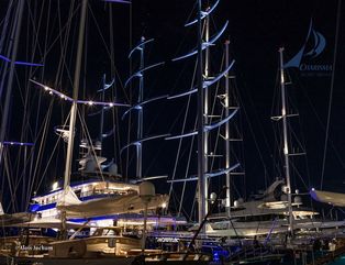 Super-Yachten Falcon ...