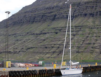 Eskifjoerdhur an der Pier von Eskifjoerdhur