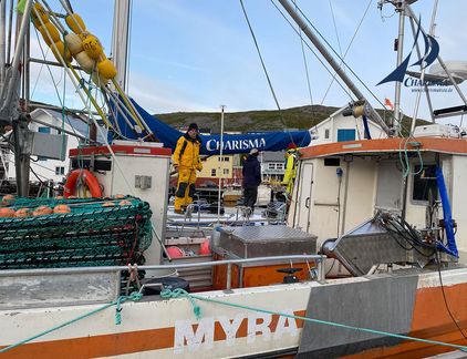 CHARISMA längsseits an einem Fischkutter