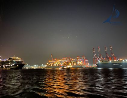 Beleuchtete Containerterminals von Bremerhaven