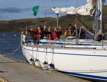 SY Charisma am Steg von Talisker SY Charisma am Steg von Talisker