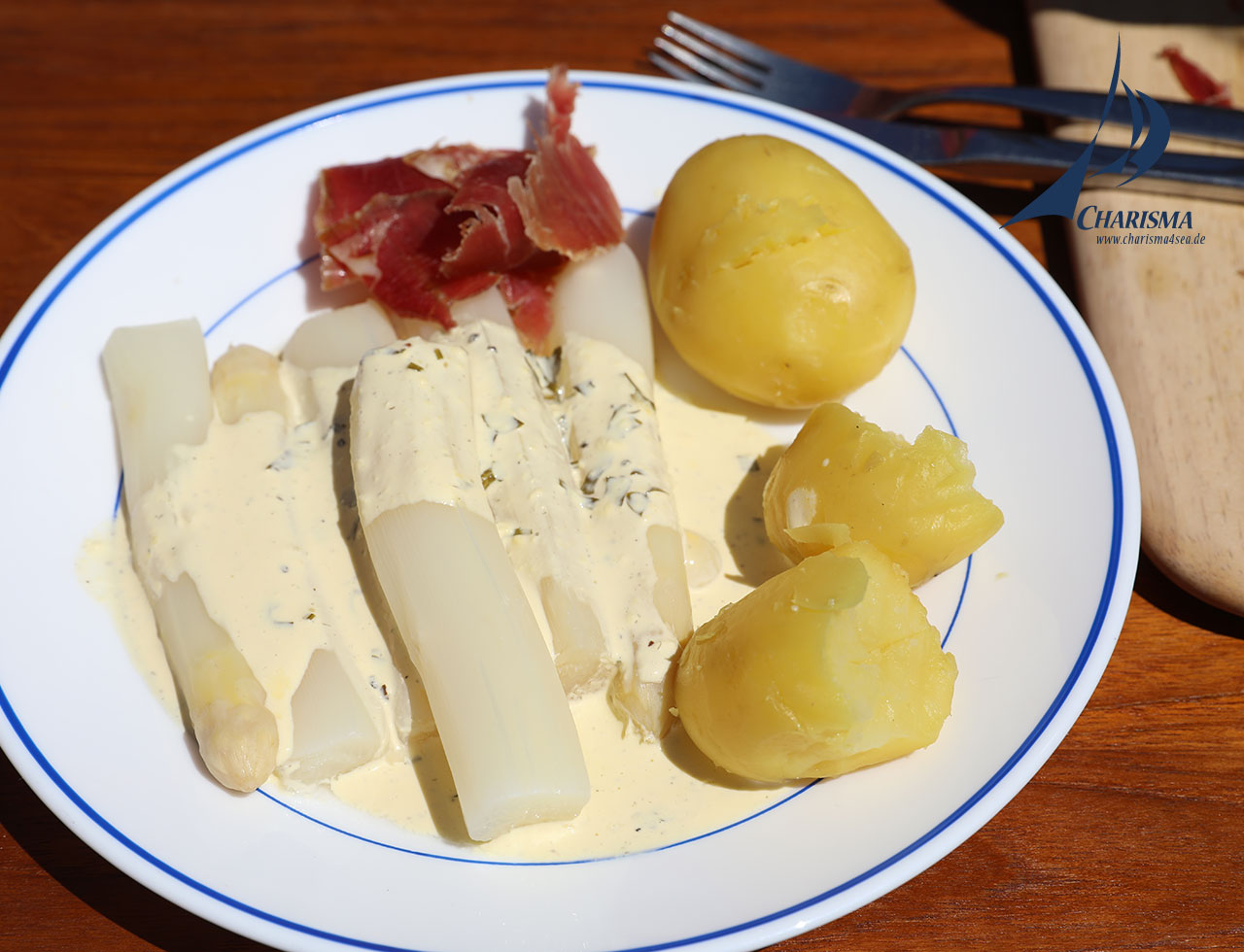 Frischer Spargel mit Kartoffeln