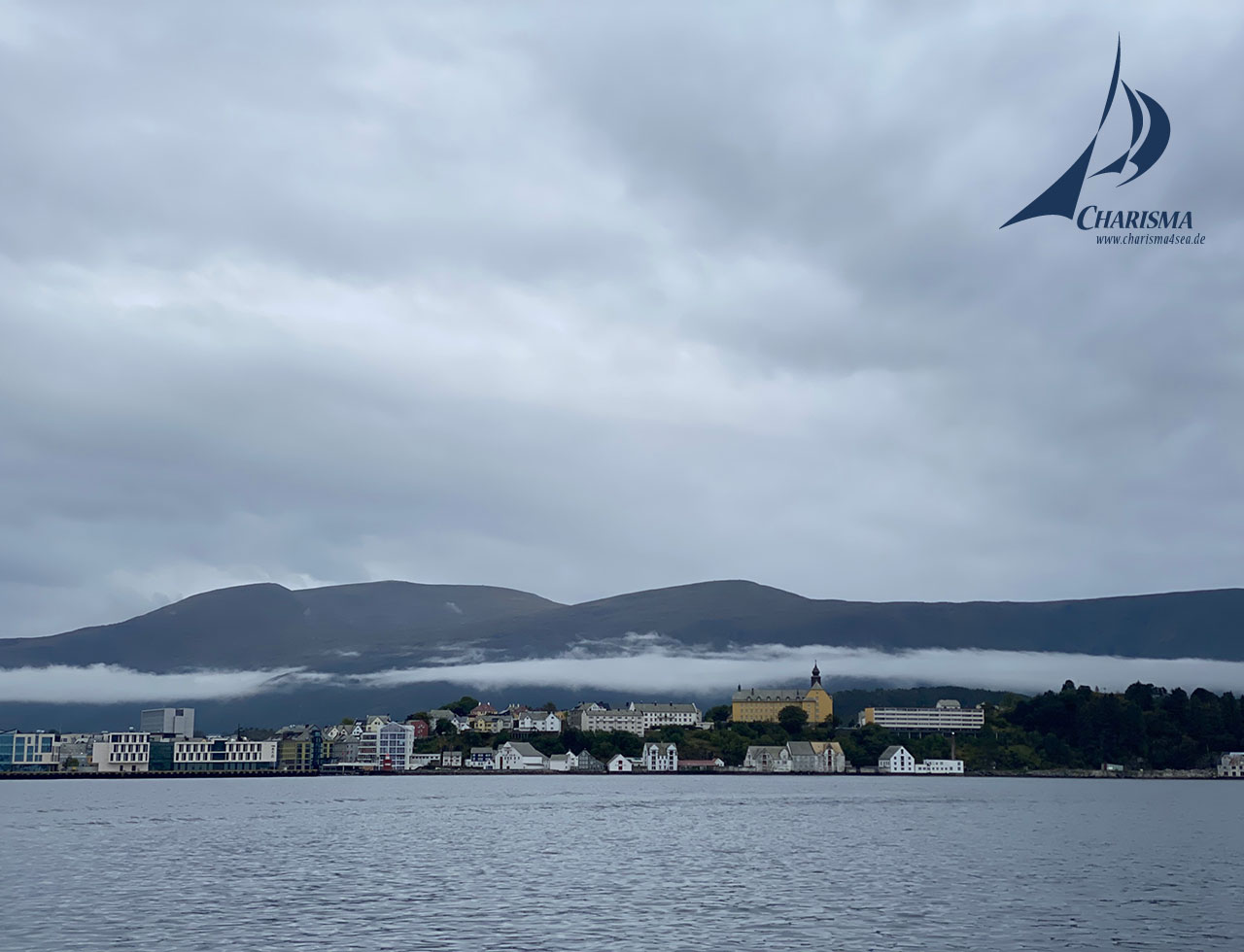 Tiefhängende Wolken über Ålesund